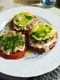 Láminas de tomate con espárragos atún mahonesa tortilla en Lékué y huevos de codorniz
