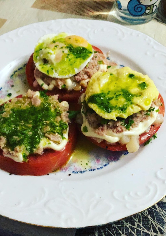 Una foto de Láminas de tomate con espárragos atún mahonesa tortilla en Lékué y huevos de codorniz