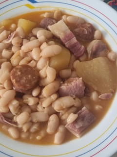 Una foto de Habichuelas con chorizo y oreja de cerdo