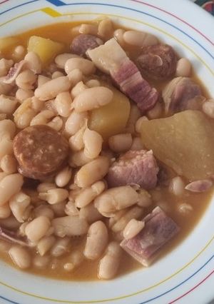 Una foto de Habichuelas con chorizo y oreja de cerdo