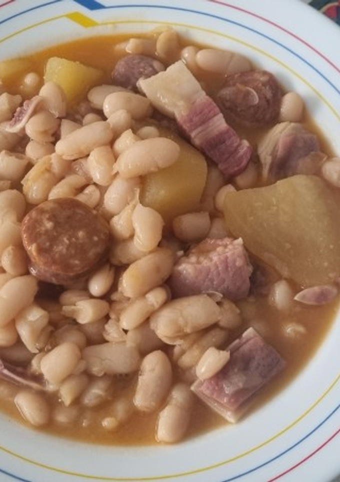 Una foto de Habichuelas con chorizo y oreja de cerdo