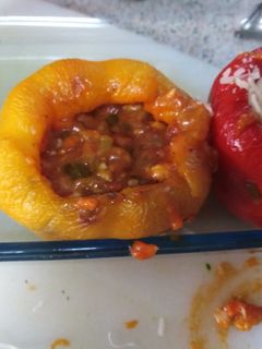Una foto de Pimientos Rellenos de pollo y verduras al horno