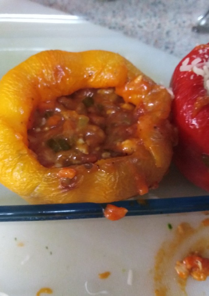 Una foto de Pimientos Rellenos de pollo y verduras al horno
