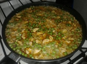 Una foto de Arroz con pollo y azafrán 🍗