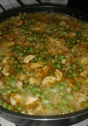 Una foto de Arroz con pollo y azafrán 🍗