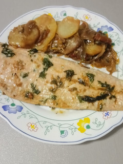 Una foto de Filetes de salmón al horno con patatas y Verduras