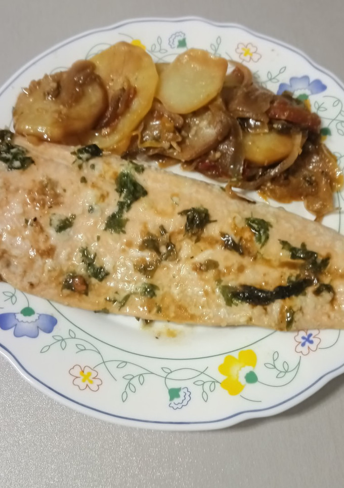 Una foto de Filetes de salmón al horno con patatas y Verduras