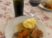Una foto de perdiz al vino blanco