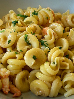 Una foto de Pasta con langostinos y salsa de leche de coco