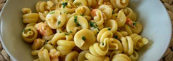 Pasta con langostinos y salsa de leche de coco