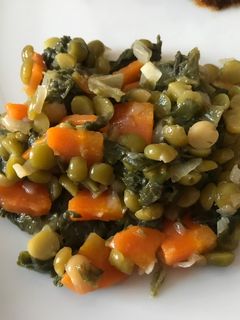 Foto de Salada de ervilha com cenoura e acelga