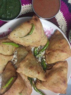 મટર સમોસા (Matar Samosa Recipe In Gujarati) રેસીપી મુખ્ય ફોટો