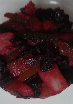 Una foto de Ensalada rusa de mi abuelita: patata + remolacha