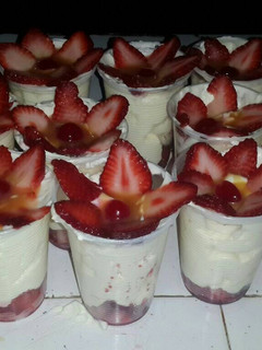 Una foto de Crema chantilly con frutilla 🍧🍓