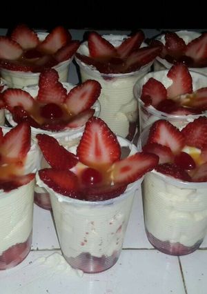 Una foto de Crema chantilly con frutilla 🍧🍓