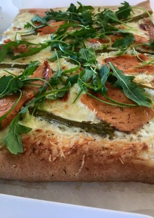 Une photo de Pizza maison #healthy saumon-asperges vertes 🌱
