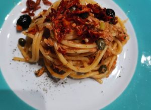 Foto di Spaghettoni tonno, vodka e pomodori secchi