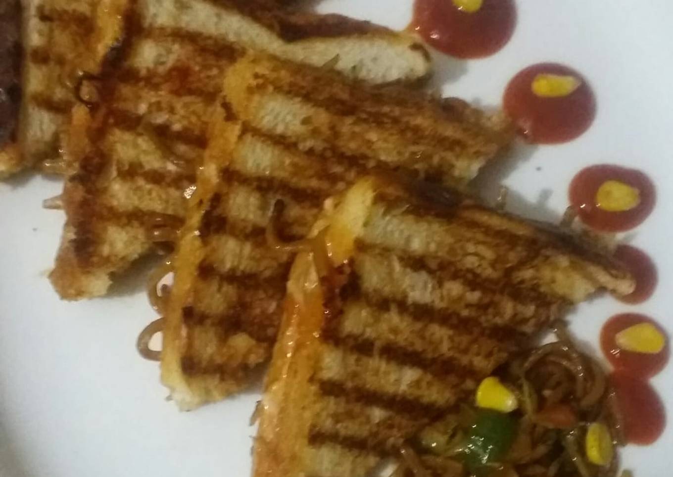 Grilled noodles sandwich