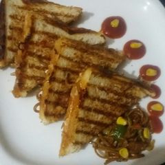 A picture of Grilled noodles sandwich.