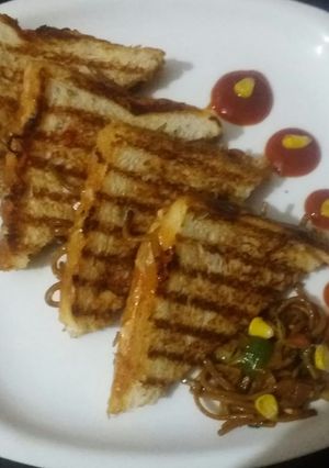 A picture of Grilled noodles sandwich.