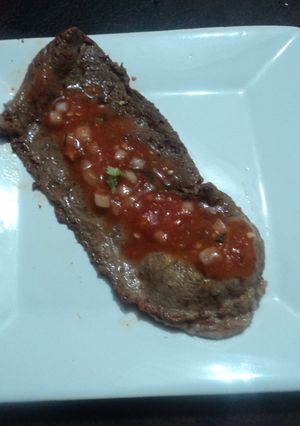 Una foto de Carne asada en carbón o leña Tipo campirano y  salsa de carnitas a lo Mexicano el Geras. México