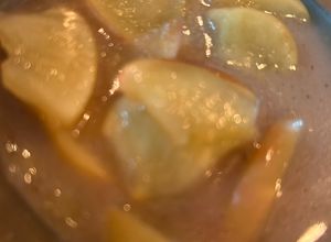 Una foto de Receta de aprovechamiento: Sirope de manzana con manzanas pochadas
