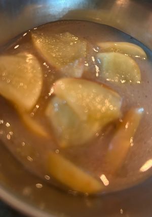 Una foto de Receta de aprovechamiento: Sirope de manzana con manzanas pochadas