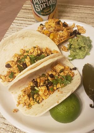 મસાલેદાર ટોફુ સોફ્રીટાઝ ટેકો (Spicy Tofu Sofritas Taco Recipe In Gujarati) રેસીપી મુખ્ય ફોટો