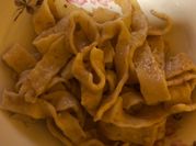 Una foto di pasta alici bottarga