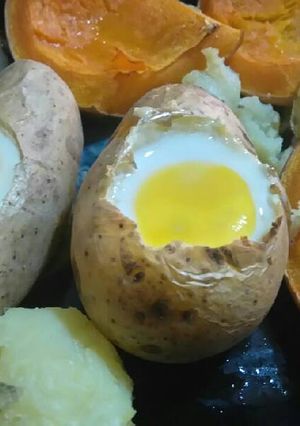 Una foto de Papas con huevo y zapallitos anco al horno eléctrico!. #huevo