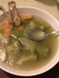 Sopa de verdura y huesitos de pollo al habanero