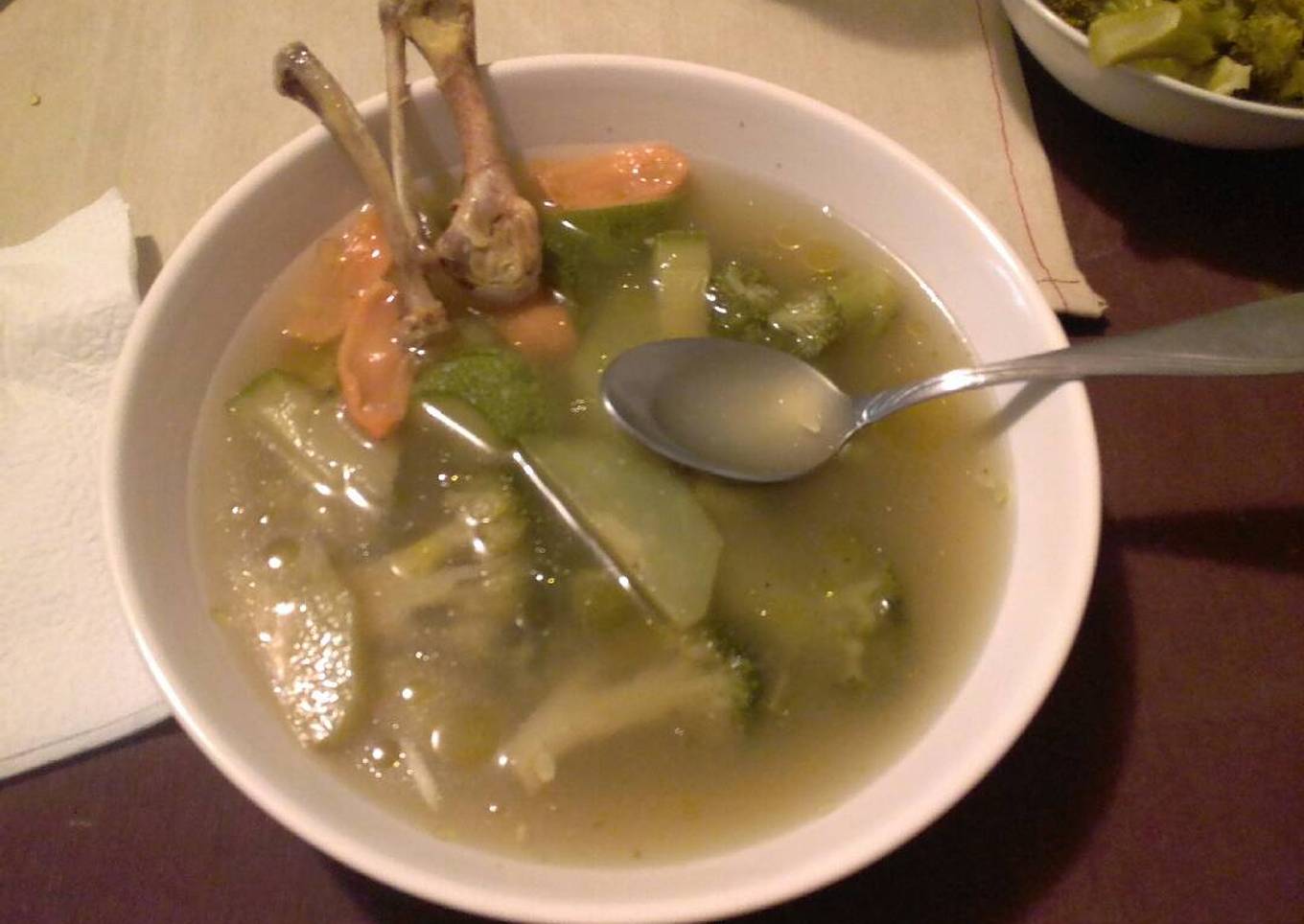 Sopa de verdura y huesitos de pollo al habanero