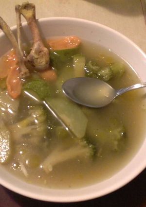 Una foto de Sopa de verdura y huesitos de pollo al habanero