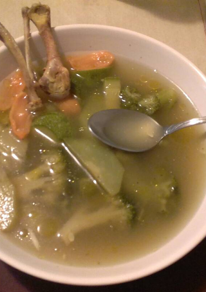 Una foto de Sopa de verdura y huesitos de pollo al habanero