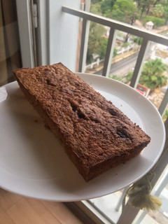 Una foto de Budín saludable de banana con chips de chocolate SIN HARINA REFINADA NI AZÚCAR NI ACEITE