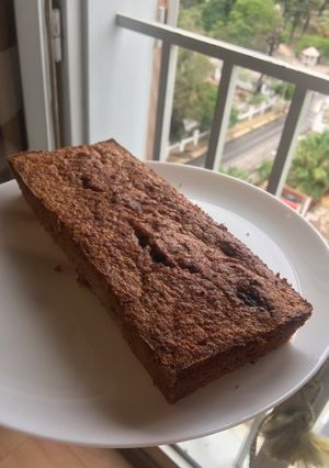 Una foto de Budín saludable de banana con chips de chocolate SIN HARINA REFINADA NI AZÚCAR NI ACEITE