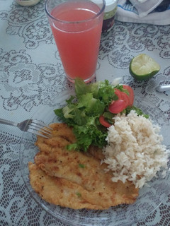 Una foto de Filete de pescado frito con un toque de ajo y cebolla