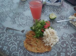 Una foto de Filete de pescado frito con un toque de ajo y cebolla