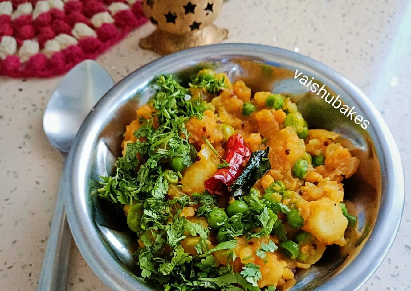 Aloo and Muttar Subji/ Peas and Potatoes (south indian style)