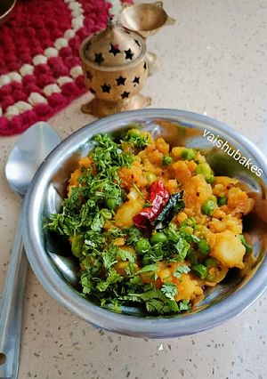 A picture of Aloo and Muttar Subji/ Peas and Potatoes (south indian style).