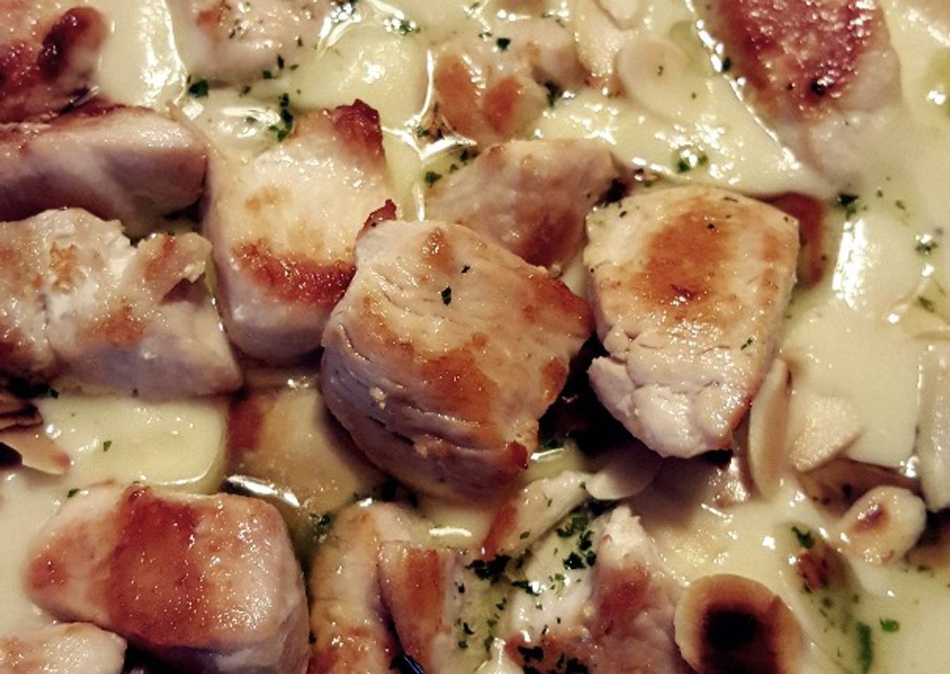 Crema de calabacín con almendras y pollo