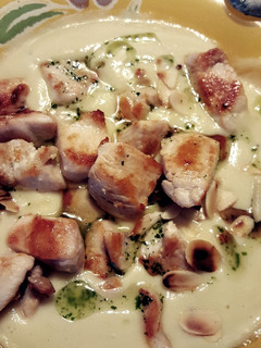 Una foto de Crema de calabacín con almendras y pollo