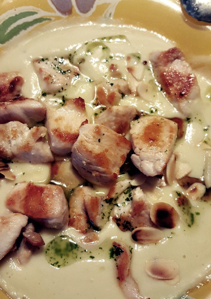 Una foto de Crema de calabacín con almendras y pollo