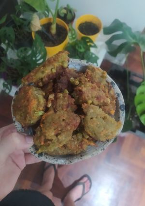 Una foto de Croquetas verdes y naranjas