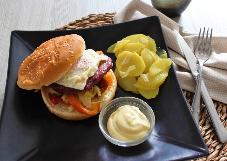 Hamburguesa con huevo y patatas en Lékué