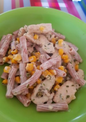 Tejszínes, kukoricás csirke teljes kiőrlésű tésztával recept fotója