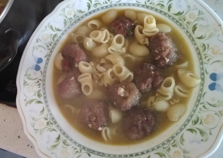 Sopa de albóndigas