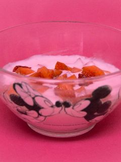 Una foto de Fresas frescas con yogur