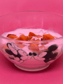 Una foto de Fresas frescas con yogur