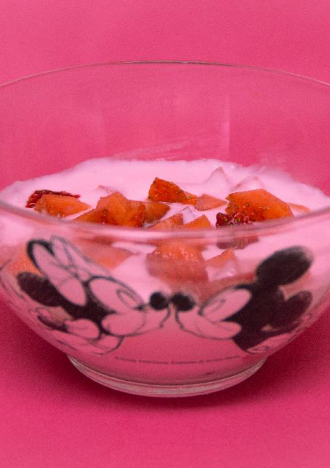 Una foto de Fresas frescas con yogur